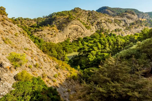 夏にスペインのアルダレス近くのカミニート パスから見た外輪山の川の峡谷全体の景色 — ストック写真