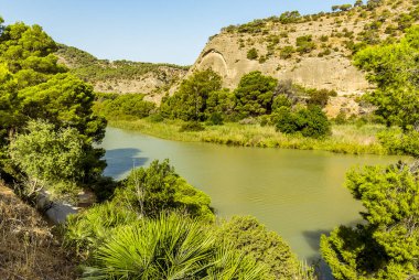 İspanya 'nın Ardales kenti yakınlarındaki Caminito del Rey yolunun başındaki Gaitanejo nehrinin kıyısından bir manzara