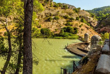 İspanya 'nın başkenti Ardales yakınlarındaki Caminito del Rey yolundan Gaitanejo nehrinin üzerindeki bir baraj manzarası.
