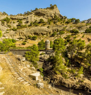 Yazın İspanya 'nın Ardales kenti yakınlarındaki Caminito del Rey yolundan Gaitanejo nehrindeki baraja bakan bir manzara.