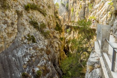 Yaz mevsiminde İspanya 'nın Ardales kenti yakınlarındaki Gaitanejo nehrine doğru esen Caminito del Rey yolu boyunca bir manzara.