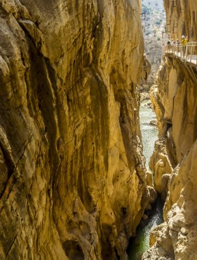 Yaz mevsiminde İspanya 'nın Ardales kenti yakınlarındaki Gaitanejo ırmağının dar bir kısmının üzerindeki Caminito del Rey yolunun manzarası.