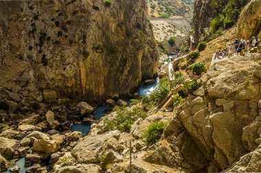 İspanya 'nın Ardales kenti yakınlarındaki Gaitanejo Nehri' ni izleyen Caminito del Rey yolunun manzarası