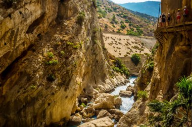 İspanya 'nın Ardales kenti yakınlarındaki Gaitanejo nehrinin üzerindeki Caminito del Rey yolunun manzarası