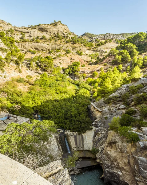 夏にスペインのアルダレス近くのガイタネホ川渓谷のバーゲージを見下ろす景色 — ストック写真