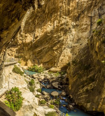 Yazın İspanya 'nın Ardales kenti yakınlarındaki Gaitanejo Nehri ve Caminito del Rey geçidine bakan bir manzara