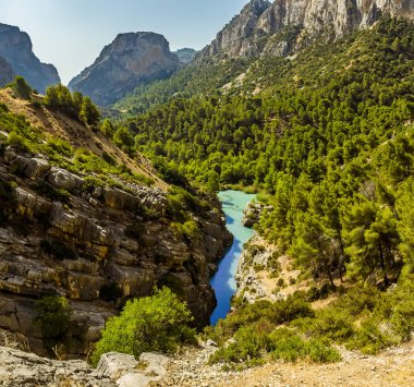 Gaitanejo nehri, İspanya 'nın Ardales yakınlarındaki vadiden geçerken birbirine kenetlenmiş mahmuzlar arasında kıvrılır.