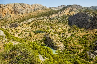 İspanya 'nın başkenti Ardales yakınlarındaki Caminito del Rey yolundan Gaitanejo nehri boyunca bir manzara.