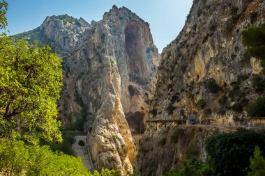 Caminito del Rey yolu, İspanya 'nın Ardales kenti yakınlarındaki Gaitanejo nehir geçidinin en dar kısmına yaklaşır.
