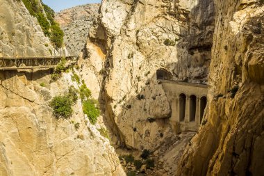 Yaz mevsiminde İspanya 'nın Ardales kenti yakınlarındaki Gaitanejo Nehri' nin her iki yakasındaki Caminito del Rey yolu ve demiryolu hattı manzarası.