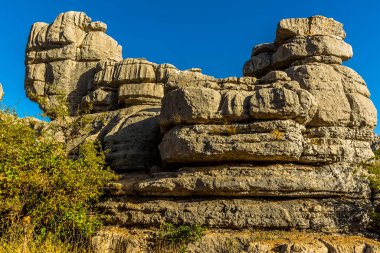 İspanya 'nın Antequera kenti yakınlarındaki El Torcal' ın Karst arazisinde, tavuk şeklinde yıpranmış kaya yapısı.