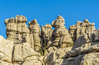 Yazın İspanya 'nın Antequera kenti yakınlarındaki El Torcal' ın Karst arazisindeki yıpranmış kireç taşında martı şeklinde bir kaya yığını.
