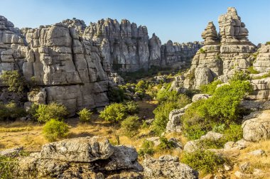 İspanya 'nın Antequera kenti yakınlarındaki El Torcal' ın Karst arazisindeki yıpranmış kireç taşının üzerindeki yol manzarası.