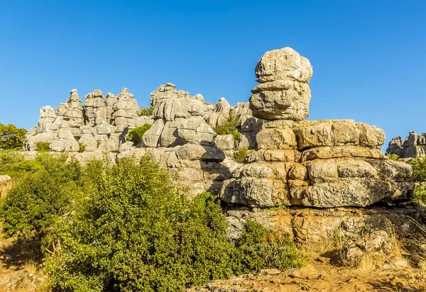 Una Roca Balanceada Sobre Una Pila Piedra Caliza Erosionada Paisaje — Foto de Stock