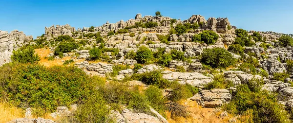 夏にスペインのAntequera近くのEl Torcalのカルスト地形の風化した石灰岩の崖の顔のパノラマ — ストック写真