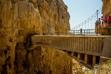 İspanya 'nın Ardales kenti yakınlarındaki Gaitanejo nehir geçidine uzanan Caminito del Rey yaya köprülerinin manzarası