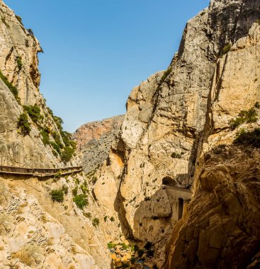 İspanya 'nın başkenti Ardales yakınlarındaki Gaitanejo nehir geçidinin üzerindeki Caminito del Rey yolunun manzarası