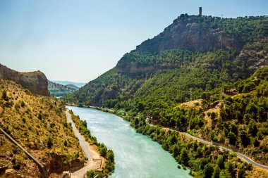 İspanya 'nın Ardales kentindeki vadiden çıkarken Gaitanejo nehrinin manzarası