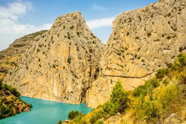 Yaz mevsiminde İspanya 'nın Ardales kentinin girişindeki Gaitanejo nehrinin üzerinde uzanan Caminito del Rey yolunun manzarası.