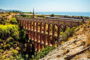 İspanya 'nın başkenti Nerja yakınlarındaki Mudejar süslemesini gösteren heybetli, dört katlı Eagle Aqueduct' un ön yüzü.