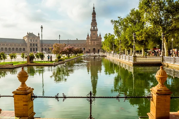 Refleksje Kanałach Plaza Espana Sewilli Hiszpania Bezruchu Wczesnym Rankiem Okresie — Zdjęcie stockowe