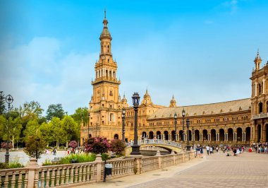 İspanya 'nın Sevilla kentindeki Plaza de Espana' nın kuzey tarafındaki bir sanat deco köprüsünün görüntüsü.