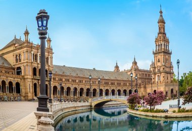 İspanya, Seville 'deki Plaza de Espana' nın güney yakası boyunca yaz sabahının erken saatlerinde bir manzara