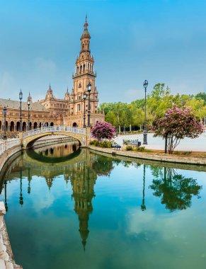 İspanya 'nın Sevilla kentindeki Plaza de Espana' daki sanat deco köprüsünün ve hükümet binalarının yansımaları.