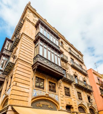 Yaz mevsiminde İspanya, Seville 'de bir sokakta pencere ve balkonlar