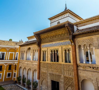 İspanya 'nın Sevilla kentindeki Alcazar Sarayı' nın yaz mevsiminde girişi.