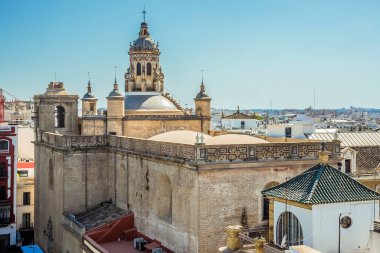 Yaz mevsiminde İspanya, Seville 'in çatılarında bir manzara