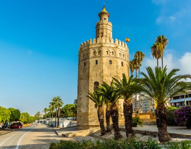 Guadalquivir nehrinin doğu kıyısında Seville, İspanya 'daki Altın Kule' yi geçen bir manzara.