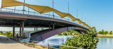 Guadalquivir Nehri 'nin karşısındaki Seville, İspanya' daki Yavru Köpek Köprüsü manzarası