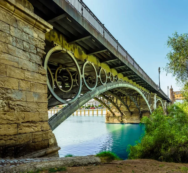 Widok Rzekę Guadalquivir Podstawy Mostu Triana Sewilli Hiszpania Okresie Letnim — Zdjęcie stockowe