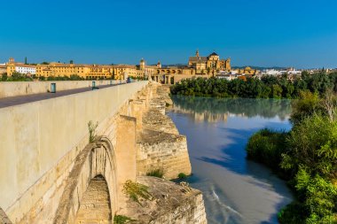 Yazın İspanya 'nın antik şehri Cordoba' ya uzanan Roma köprüsünün kenarı boyunca bir manzara.