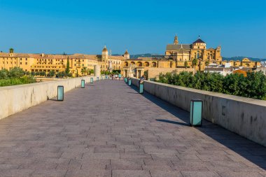 Yazın İspanya 'nın antik şehri Cordoba' ya uzanan Roma köprüsü boyunca bir manzara.