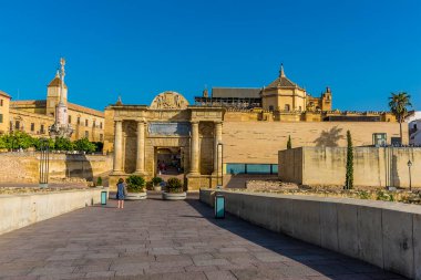 Yazın Guadalquivir nehrinin üzerindeki Roma köprüsünden İspanya 'nın antik Cordoba kentinin manzarası