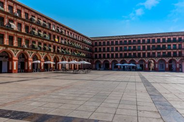 İspanya 'nın eski Cordoba kasabasındaki Corredera Meydanı' ndan bir manzara