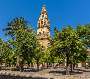 Mezquita Meydanı boyunca eski İspanya 'nın Cordoba kentindeki Campanario çan kulesine doğru bir manzara.