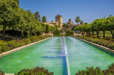 İspanya 'nın Cordoba kentindeki ortaçağ kulelerinin altında süslü havuzlar parıldıyor.