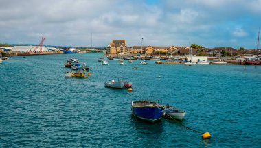Shoreham, Sussex, İngiltere 'deki Adur Nehri' ne demirlemiş teknelerin görüntüsü.