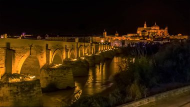 Roma köprüsüne ve İspanya 'nın eski Cordoba kasabasına yaz aylarında karanlık çöker.