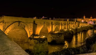 Yazın Roma köprüsünün aşağısından İspanya 'nın eski Cordoba kasabasına doğru bir manzara.
