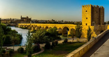 İspanya, Cordoba 'nın Roma köprüsü akşam güneşinde parlıyor.