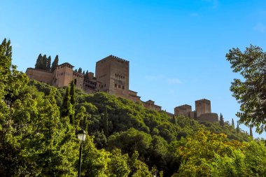 Aljibillo köprüsünden Granada, İspanya 'daki Alhambra' ya doğru bir manzara