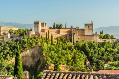 İspanya, Granada 'da bir tepe kalesi. Yazın Albaicin bölgesinden izleniyor.