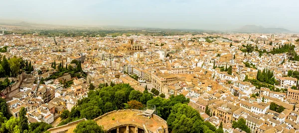 Yazın İspanya 'nın Granada kentindeki katedrale doğru bir manzara.