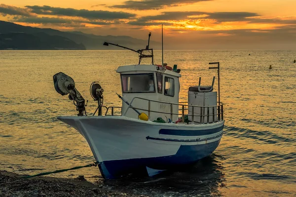 Lone Fishing Vessel Beached Shore Castell Ferro Spain Sunrise Summertime — Stock Photo, Image