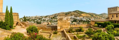 Yazın İspanya 'nın Granada kentindeki Albaicin ilçesine doğru bir manzara