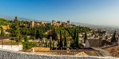 Granada şehri ve Alhambra yazın Albaicin 'in çatılarına yayıldı.
